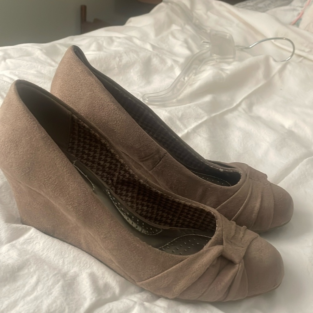 Wedge suede shoes, dark tan, size 6, brand Dexflex